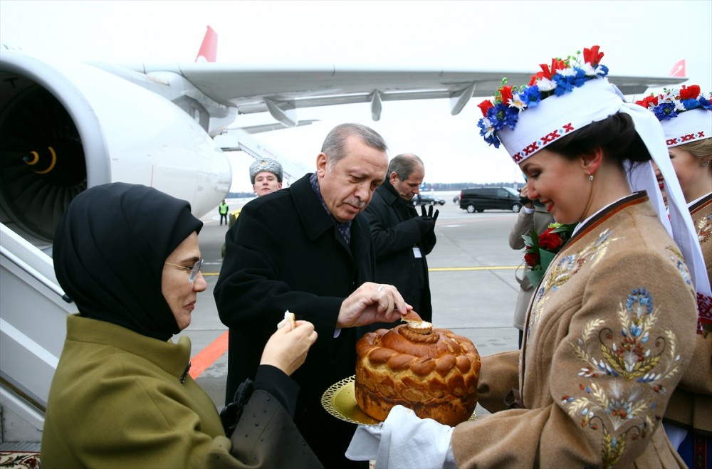 Daha uçaktan iner inmez... Böyle karşılandılar