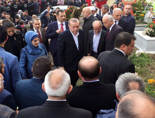 Cumhurbaşkanı Erdoğan, şehidin mezarı başında Kur’an-ı Kerim okudu