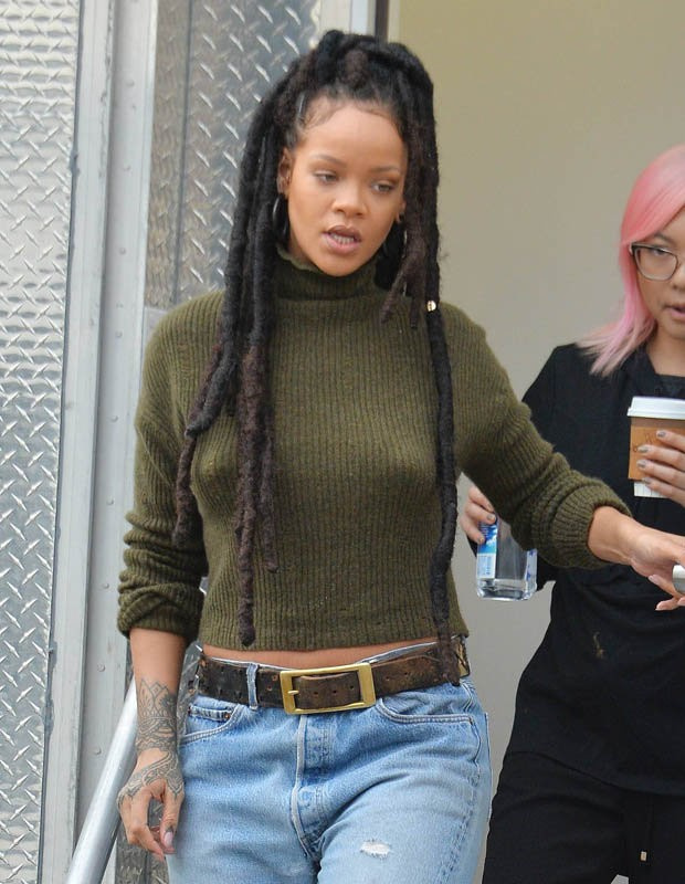 Rihanna iç çamaşırsız çıktı ve sokak ortasında...