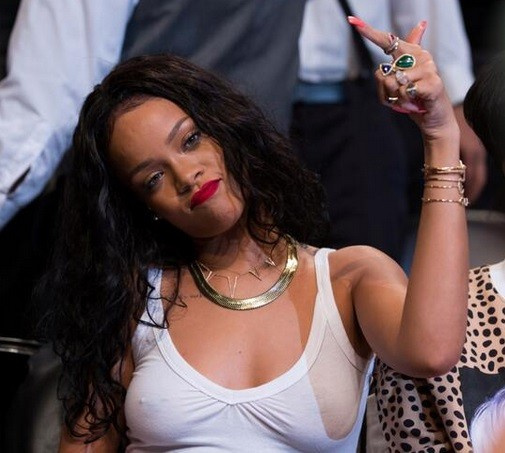 Rihanna iç çamaşırsız çıktı ve sokak ortasında...