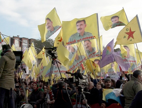 Alevi birliklerinin mitinginde Öcalan posterleri açılınca