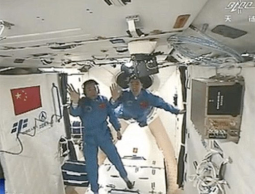 Çin'in 'astronot gazetecileri' uzaydan bildirdi