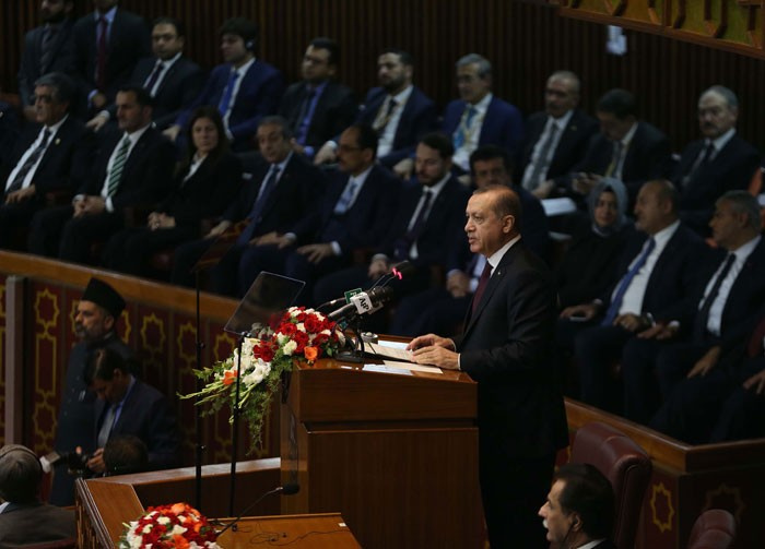 Pakistan vekillerinden ilginç hareket! Erdoğan konuşurken...