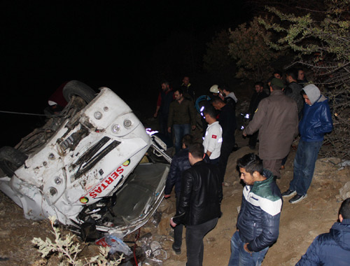 Manisa'da işçileri taşıyan minibüs şarampole devrildi