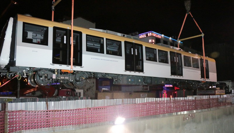 Üsküdar Çekmeköy metrosu vagonları raylara indirildi