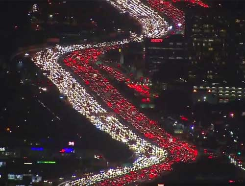 ABD'de görülmemiş Şükran Günü trafiği 16 şeritlik yol felç oldu