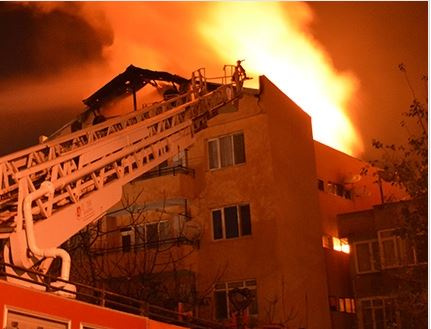 Oğlunu yangından kurtarmak için balkondan aşağı attı!