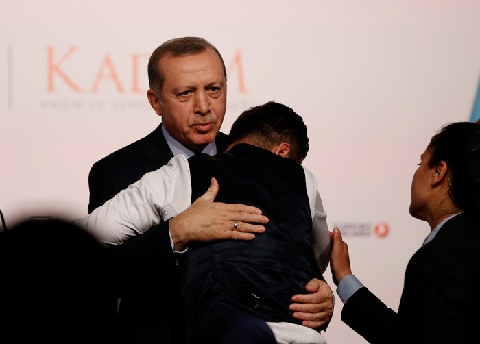 Erdoğan'ı şaşırtan genç! Koşa koşa gelip bir anda...