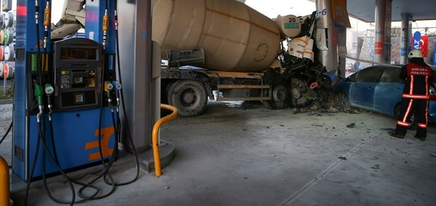 Beton mikseri kontrolden çıktı dehşet görüntüler