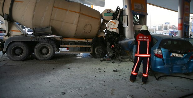 Beton mikseri kontrolden çıktı dehşet görüntüler