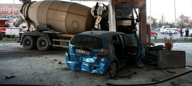 Beton mikseri kontrolden çıktı dehşet görüntüler