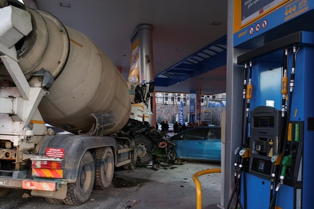 Beton mikseri kontrolden çıktı dehşet görüntüler