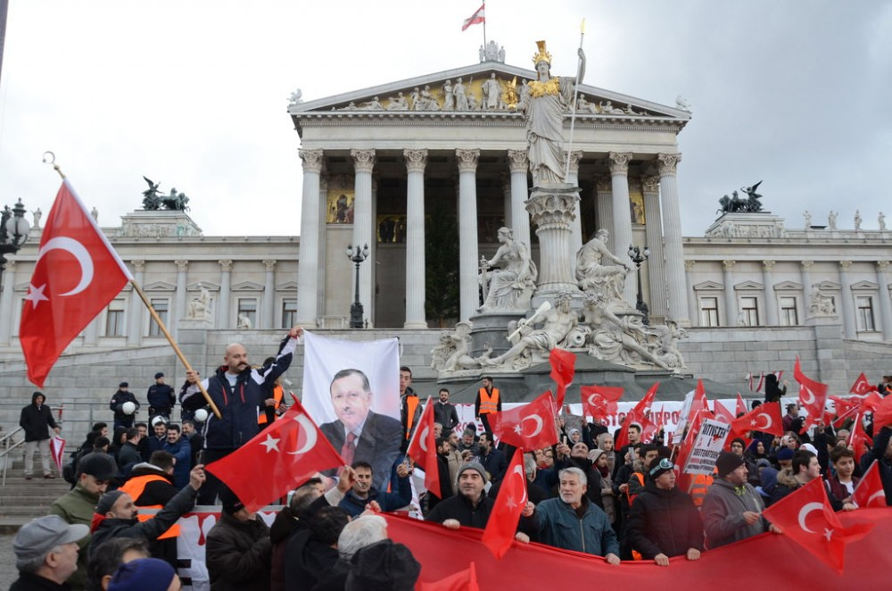 Avusturya'da 'Teröre Lanet,Demokrasiye Davet' mitingi!