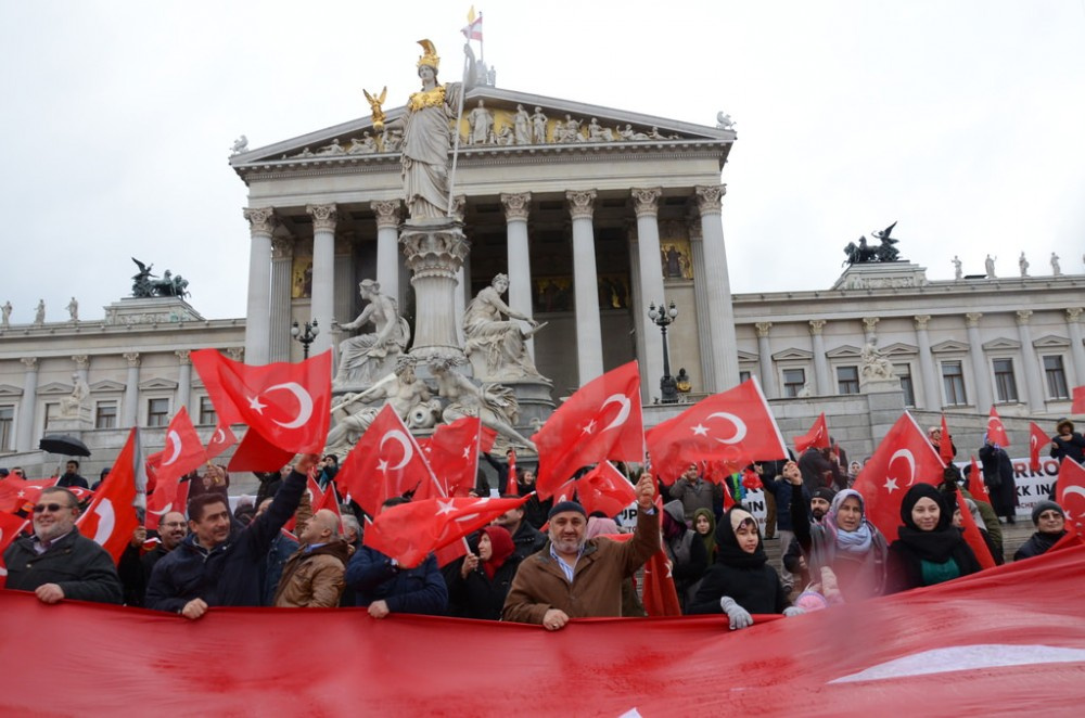 Avusturya'da 'Teröre Lanet,Demokrasiye Davet' mitingi!