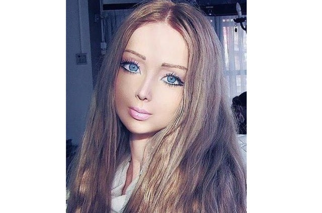 Barbie'nin makyajsız haline bakın instagram yıkıldı