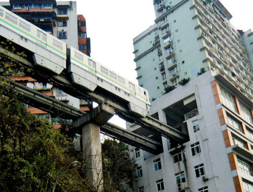 Çinliler kafayı yemiş apartmandan tren geçiyor durak da var