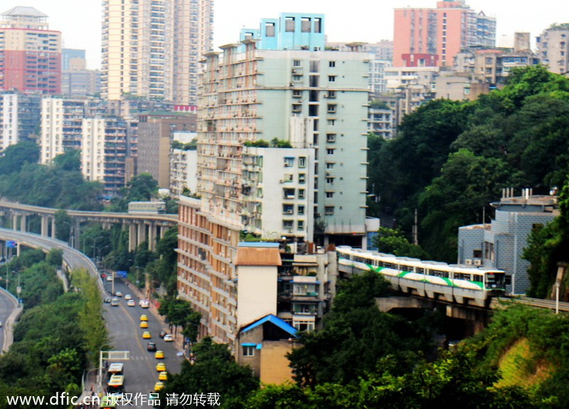 Çinliler kafayı yemiş apartmandan tren geçiyor durak da var