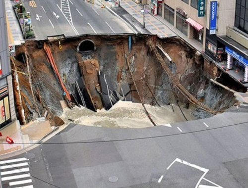 Japonya'da 2 günde onarılan yol yine çöktü!