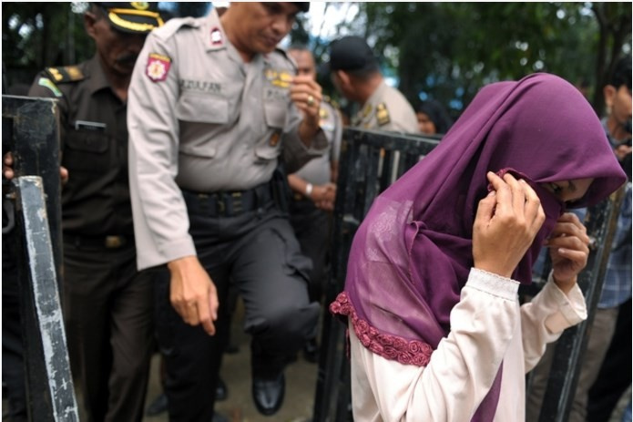 Endonezya'da 'zina yapan' gençler kırbaçlandı