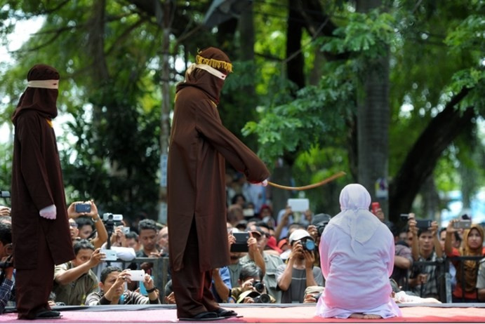Endonezya'da 'zina yapan' gençler kırbaçlandı