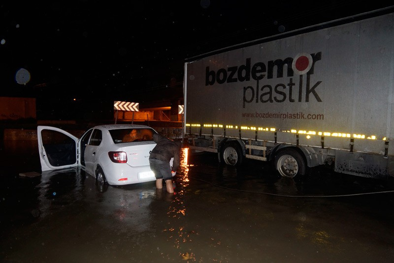 İzmir sokaklarında kazlar yüzüyor