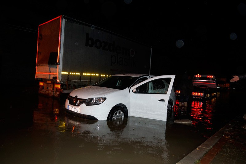 İzmir sokaklarında kazlar yüzüyor