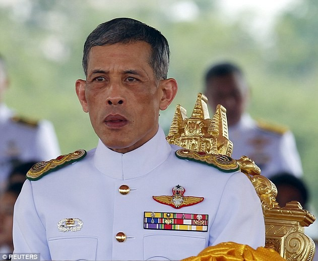 Tayland'ın yeni kralına bakın! Düşük pantolonlu metresli...