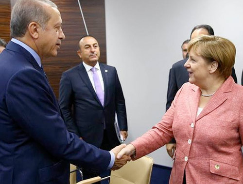 Merkel'den Erdoğan'ın sınırları açarız mesajına cevap