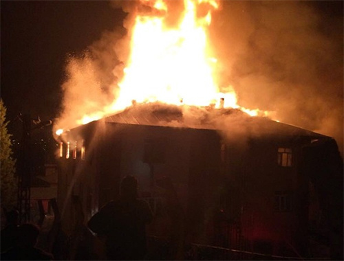 Adana'da kız öğrenci yurdunda yangın: 12 kişi hayatını kaybetti