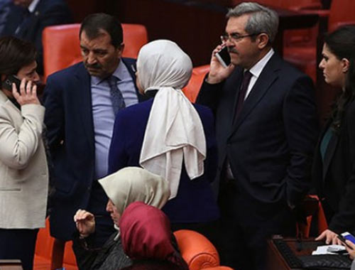 Adana'daki facia haberini alan milletvekilleri telefona sarıldı