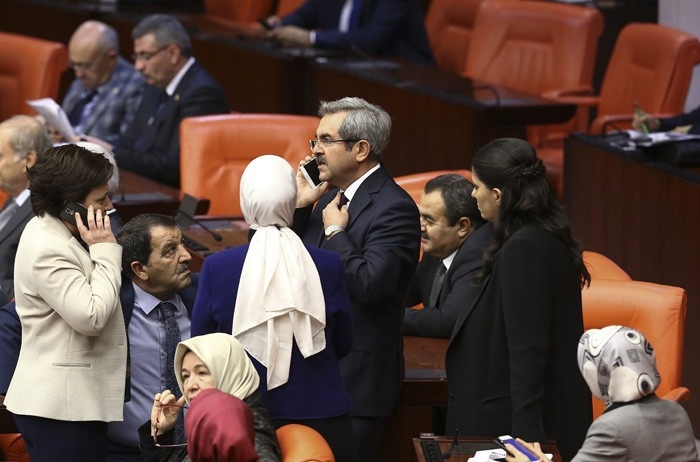 Adana'daki facia haberini alan milletvekilleri telefona sarıldı