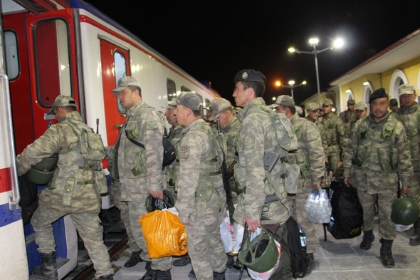 Sınırda haraketli anlar askerler gece yarısı yola çıktı