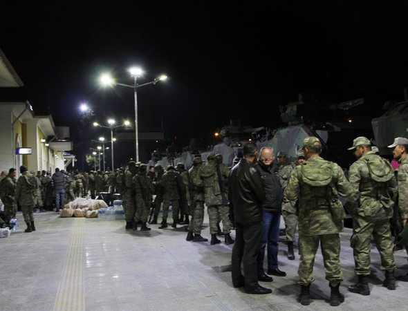 Sınırda haraketli anlar askerler gece yarısı yola çıktı