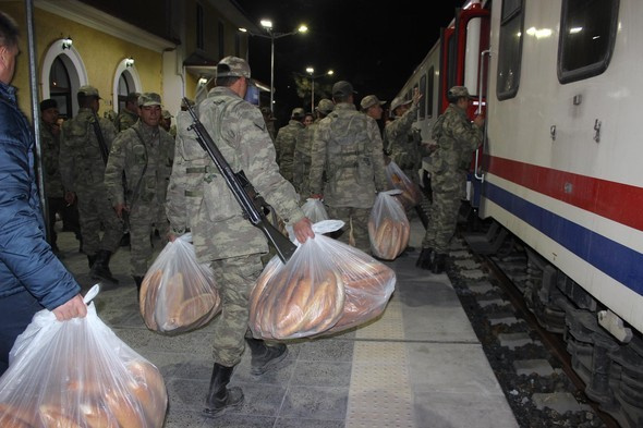 Sınırda haraketli anlar askerler gece yarısı yola çıktı