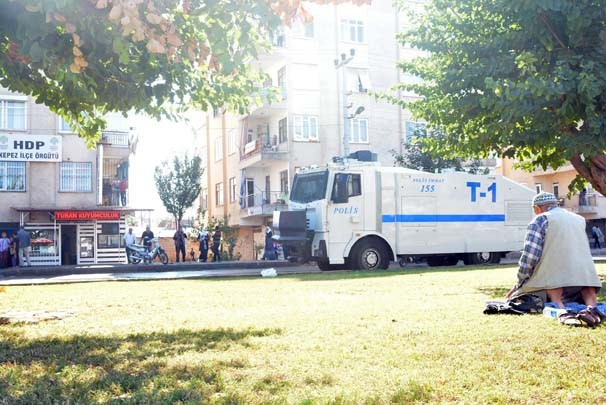 Yaşlı dede ne polise ne de göstericilere aldırmadı