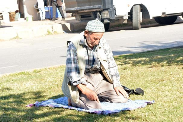 Yaşlı dede ne polise ne de göstericilere aldırmadı