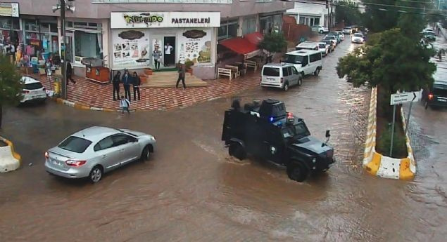 Yağmura yakalanan öğrencilere 'Çevik İlgi'