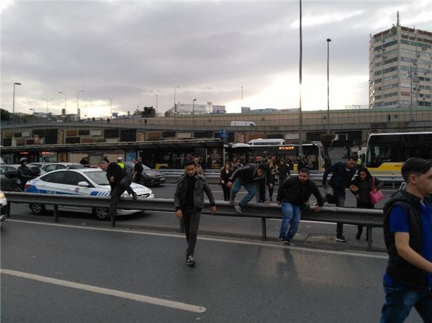 Metrobüs durağını kapattılar vatandaş isyan etti