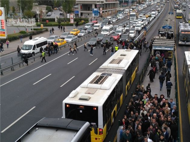 Metrobüs durağını kapattılar vatandaş isyan etti