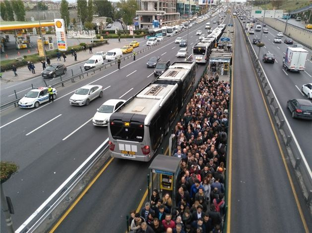 Metrobüs durağını kapattılar vatandaş isyan etti