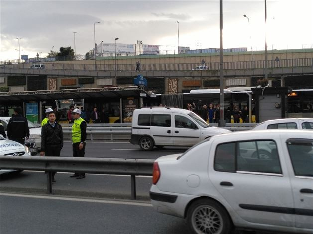 Metrobüs durağını kapattılar vatandaş isyan etti