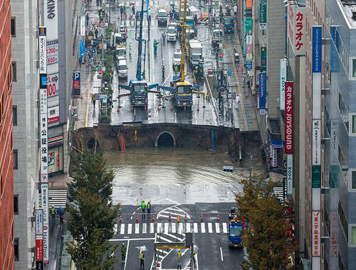 Japonya'da 5 şeritli yol çöktü