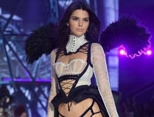 Victoria Secret yine gözlere bayram ettirdi