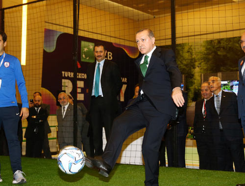 Erdoğan önce masa tenisi ardından futbol oynadı