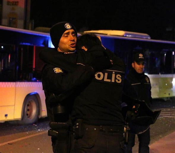 İstanbul'daki saldırıda yürek yakan anlar! Polisler birbirine sarılıp...