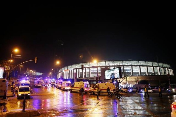 İstanbul'daki saldırıda yürek yakan anlar! Polisler birbirine sarılıp...
