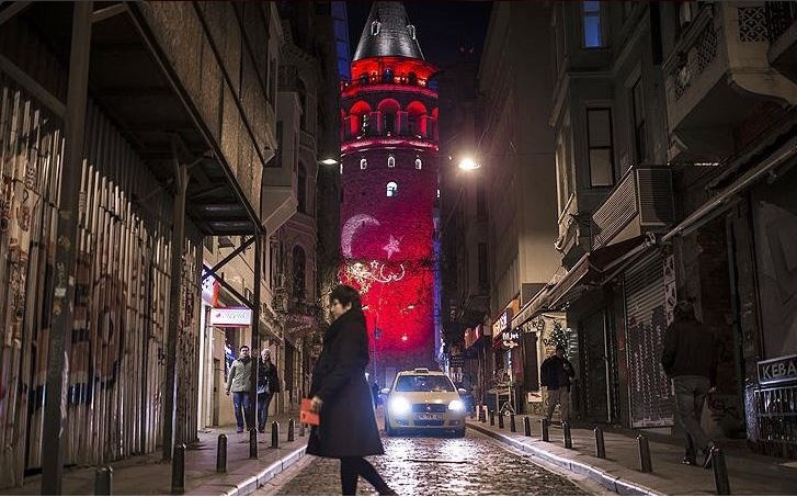 Galata Kulesi kırmızı beyaz oldu