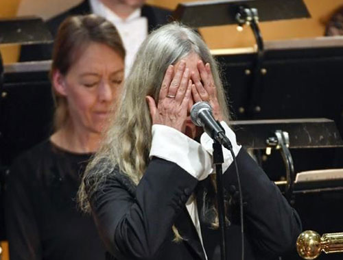 Nobel ödül töreninde Patti Smith şarkı sözlerini unuttu