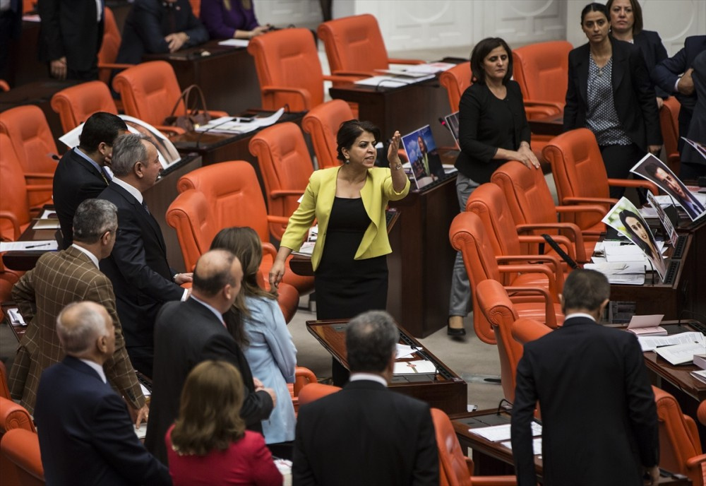 HDP ve AK Partili vekiller yumruklaştı kadın vekiller şok etti
