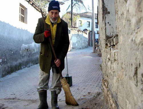 Çevreci dede tek başına koca köyü temizliyor